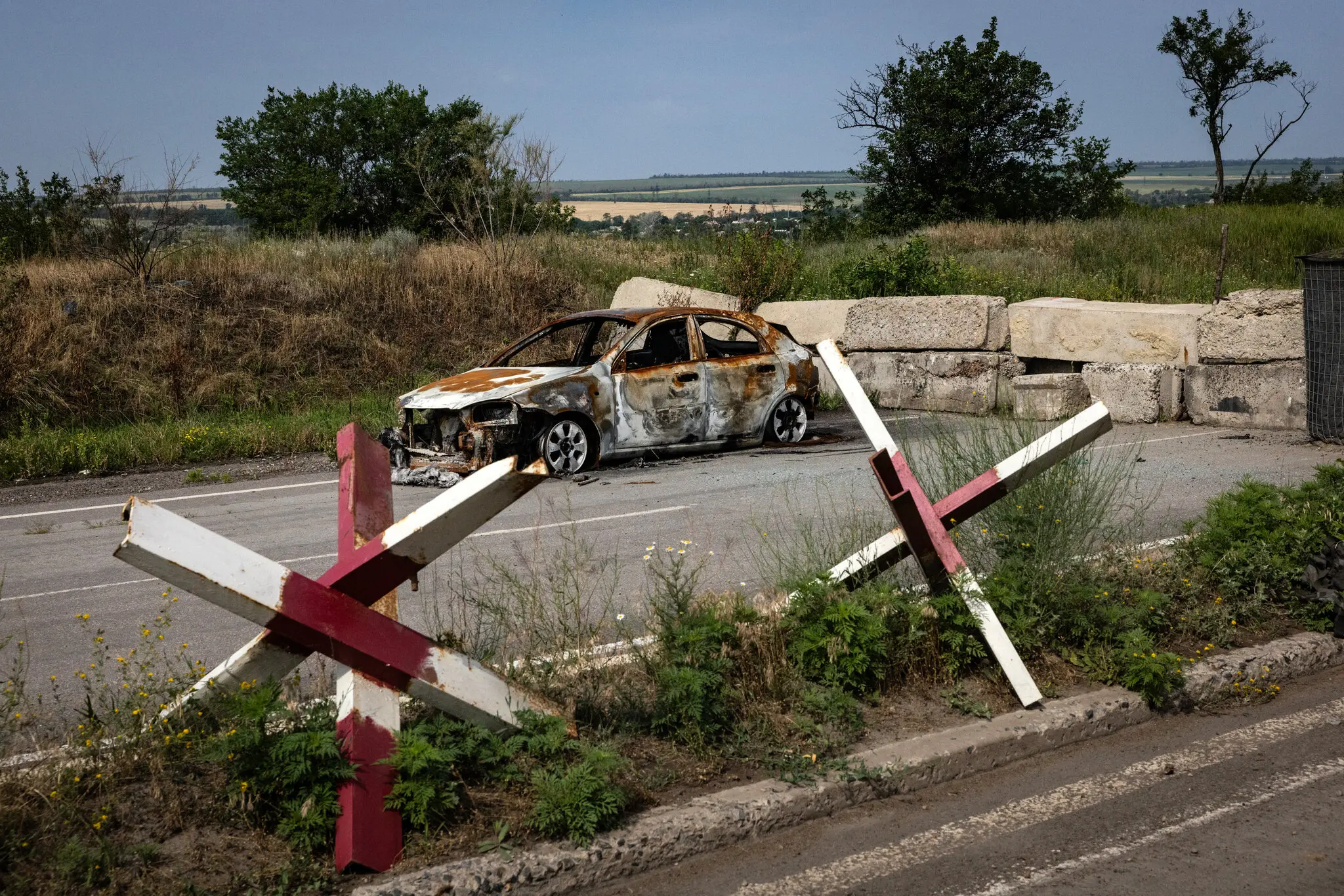Згорілий автомобіль біля танкових заслінок у Костянтинівці.